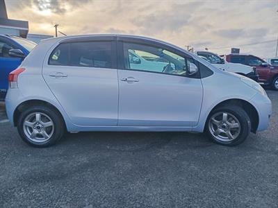 2009 Toyota Vitz - Thumbnail