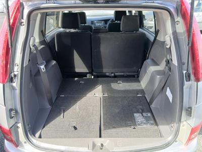 2005 Toyota Isis - Thumbnail