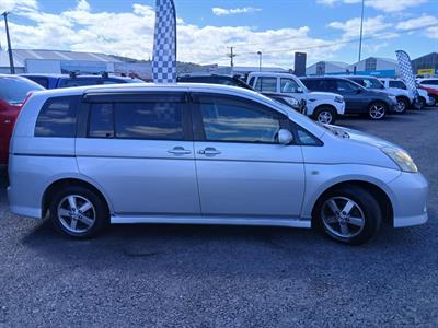 2005 Toyota Isis - Thumbnail