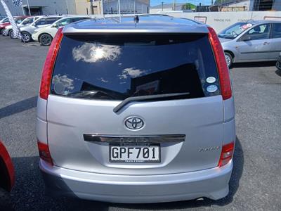 2005 Toyota Isis - Thumbnail