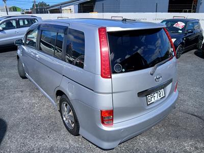 2005 Toyota Isis - Thumbnail