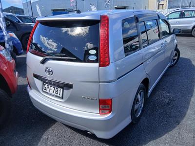2005 Toyota Isis - Thumbnail