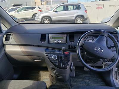 2005 Toyota Isis - Thumbnail