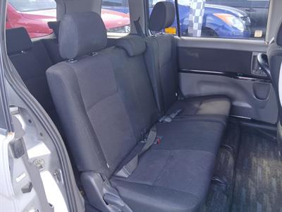 2005 Toyota Isis - Thumbnail