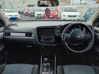 2017 Mitsubishi Outlander - Thumbnail