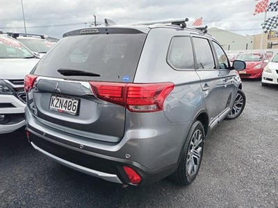 2017 Mitsubishi Outlander - Thumbnail