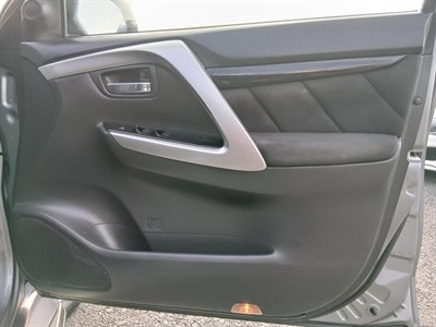 2016 Mitsubishi Pajero Sport - Thumbnail