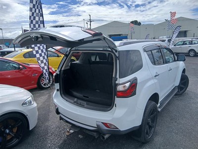 2016 Isuzu  MU-X - Thumbnail