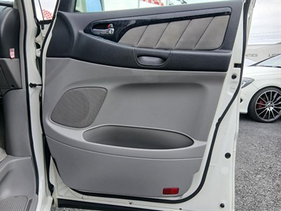 2005 Toyota Alphard - Thumbnail